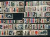 une collection de timbres provenant de différents pays, dont les États-Unis
