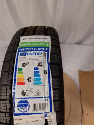 un gros plan d'un pneu posé sur une boîte en carton posée sur une table