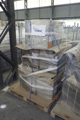 une grande pile de cartons posés sur des palettes dans un entrepôt