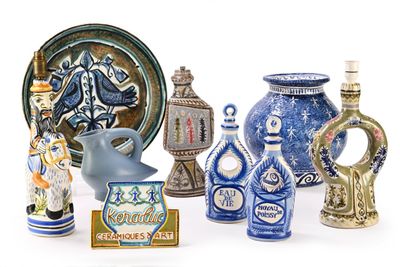 de nombreux vases en céramique de styles variés sur la table