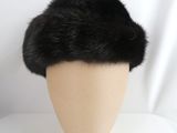 une photo d'un bonnet en fourrure noire posé sur une tête de mannequin