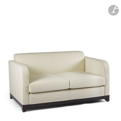 une photo d'un canapé en cuir blanc sur fond blanc