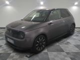 la photo d'une voiture grise garée dans un garage