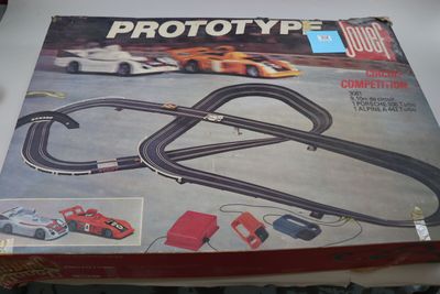 une boîte contenant une maquette de circuit automobile