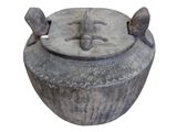 un grand pot en pierre orné d'un lézard