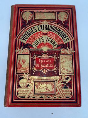 la couverture d'un livre rouge ornée d'un motif élaboré