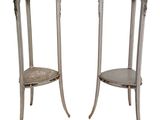 une paire de tables d'appoint argentées sur fond blanc