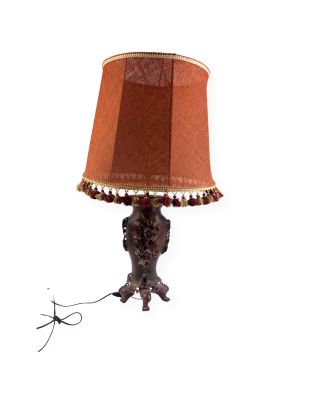 une lampe munie d'un abat-jour marron