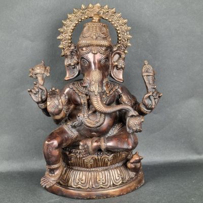 Sculpture en bronze patiné représentant le dieu Ganesh repré…