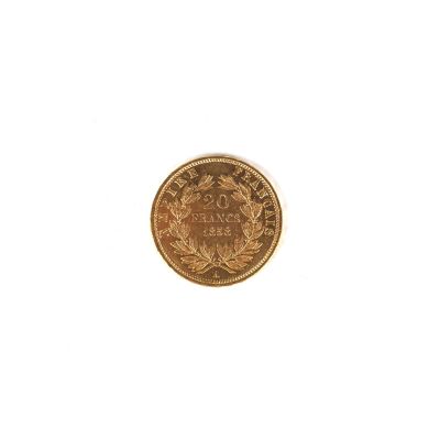 gros plan d'une pièce d'or sur fond blanc