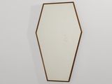 un grand miroir avec un cadre en bois accroché au mur