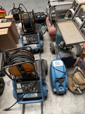 de nombreux types d'outils et d'équipements dans l'atelier