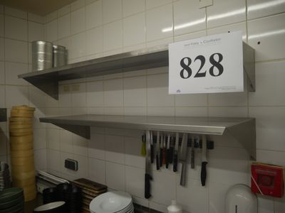 une pancarte posée sur une étagère au-dessus d'une cuisinière dans une cuisine