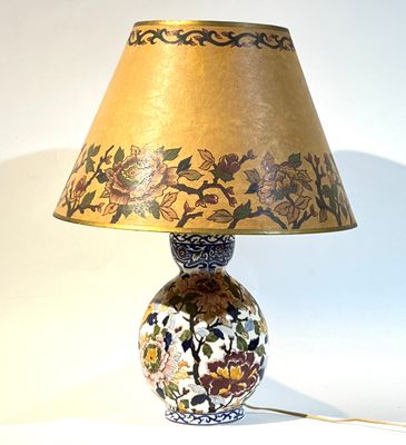 une lampe posée sur une table à côté d'une lampe