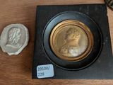 une pièce d'or posée sur une table, à côté d'un vase en verre