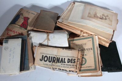 une pile de vieux livres empilés les uns sur les autres