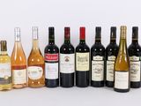 des bouteilles de vin sont alignées sur une surface blanche