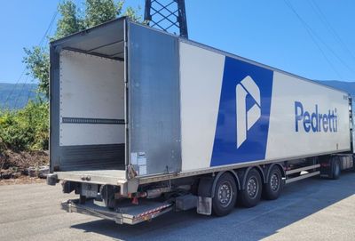 un camion semi-remorque garé sur le côté de la route