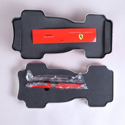 un stylo rouge dans un étui noir et un stylo rouge dans un étui noir