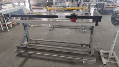 une machine qui se trouve au milieu d'une usine