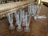 de nombreux verres posés sur une table à côté d'un panneau