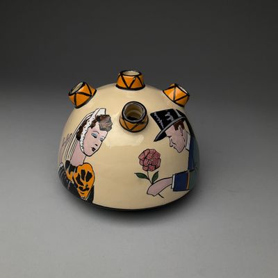 une photo d'un vase sur lequel figurent des personnes
