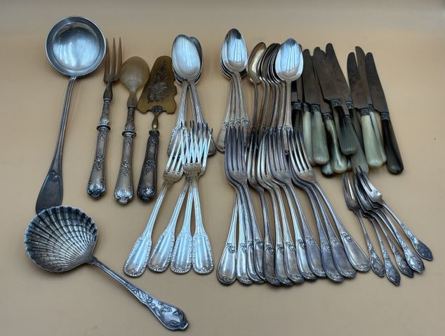 Ensemble de couverts en métal argenté : une ménagère de style roc