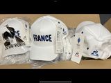 trois chapeaux dans une boîte, avec une étiquette de prix dessus