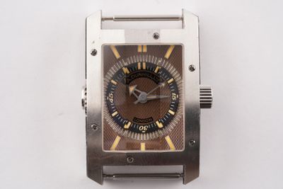gros plan d'une montre-bracelet sur une surface blanche