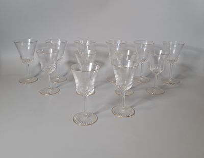 douze verres à vin sont alignés sur une surface blanche