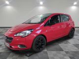 une voiture rouge garée sur le sol en damier d'un garage