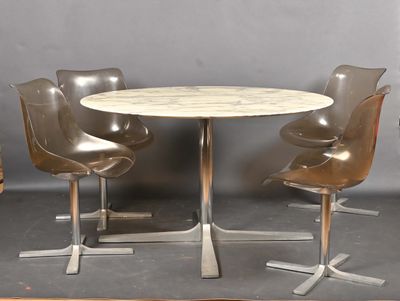 trois chaises disposées autour d'une table au plateau en marbre