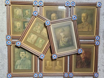 de nombreuses photos encadrées de militaires accrochées au mur