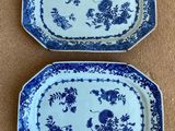 deux assiettes bleues et blanches ornées de fleurs