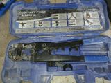 une mallette bleue avec des outils à l'intérieur sur le sol