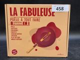 une boîte posée sur une table, sur laquelle se trouve une soucoupe rouge