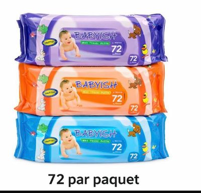 trois paquets de lingettes pour bébé empilés les uns sur les autres