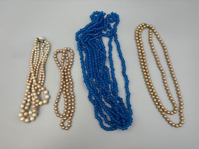 Lot de colliers fantaisie de style vintage.