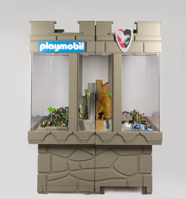 une vitrine Playmobil contenant des jouets
