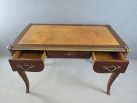 Bureau plat en marqueterie, de style Louis XV, ouvrant à 3 t… (photo 3)