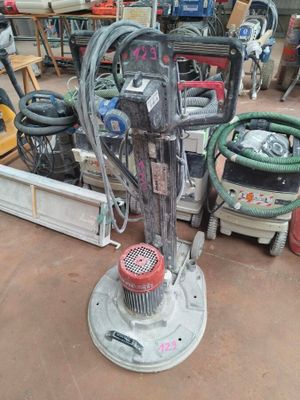 une machine placée au milieu d'une pièce
