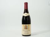 une bouteille de vin posée sur une table