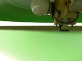 un gros plan d'un parapluie vert dont les lumières sont allumées