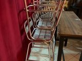 beaucoup de chaises et une table dans une pièce