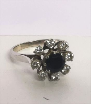 Une bague or blanc - saphir entouré de 8 diamants - poids br…