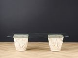 un banc en marbre blanc avec un plateau en verre, posé sur un sol en bois