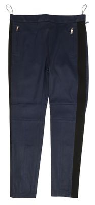 un gros plan sur un pantalon sur fond blanc