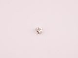 un seul diamant au milieu d'une surface blanche