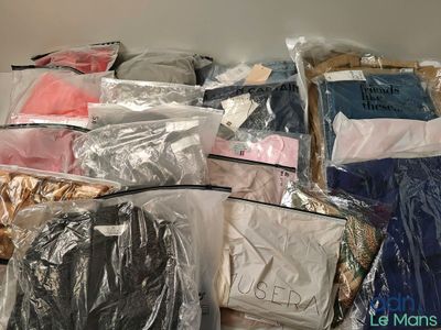 de nombreux sacs de vêtements qui ont été emballés ensemble