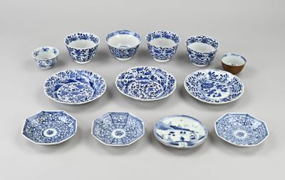 un assortiment d'assiettes et de bols bleus et blancs posés sur une table